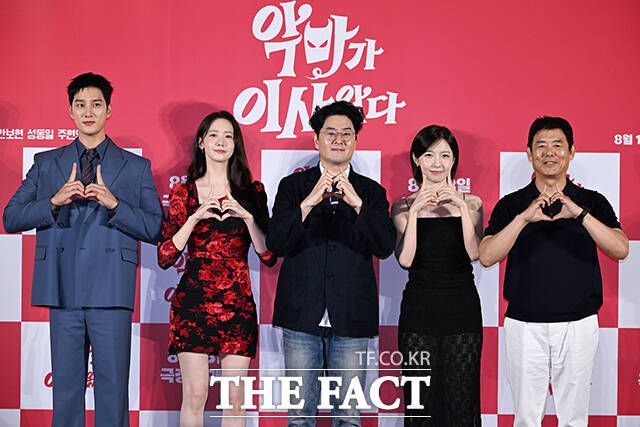 배우 안보현과 임윤아, 이상근 감독, 배우 주현영과 성동일(왼쪽부터)이 9일 오전 서울 용산구 CGV 용산아이파크몰점에서 열린 영화 '악마가 이사왔다' 제작보고회에 참석해 포즈를 취하고 있다. /서예원 기자