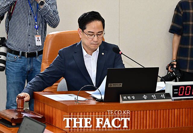 안건 의결하는 박수영 국민의힘 의원.