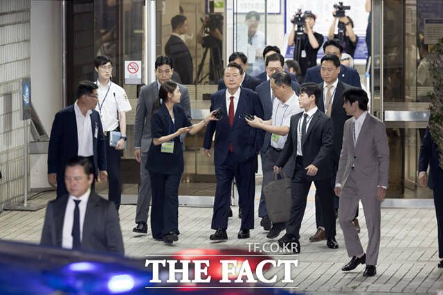 윤석열 전 대통령이 9일 서울 서초구 서울중앙지법에서 열린 직권남용 등 혐의 영장실질심사(구속 전 피의자 심문)를 마친 뒤 대기 장소인 서울구치소로 이동하기 위해 법원을 나서고 있다. /사진공동취재단