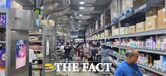 9일 경기 성남시 창고형 약국 메가팩토리에서 사람들이 쇼핑을 하고 있다. /조성은 기자