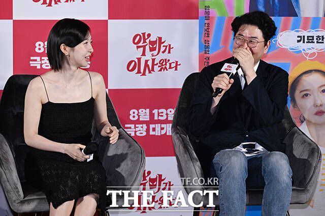 배우 주현영(왼쪽)과 이상근 감독이 웃음을 터뜨리고 있다.