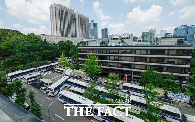 서울 서초구 서울중앙지방법원 인근이 경찰 차벽 등으로 경계가 삼엄한 모습을 보이고 있다. 경찰은 이날 양측의 충돌을 우려해 경찰버스로 차벽을 세우고 곳곳에 바리케이드를 설치했다. /사진공동취재단