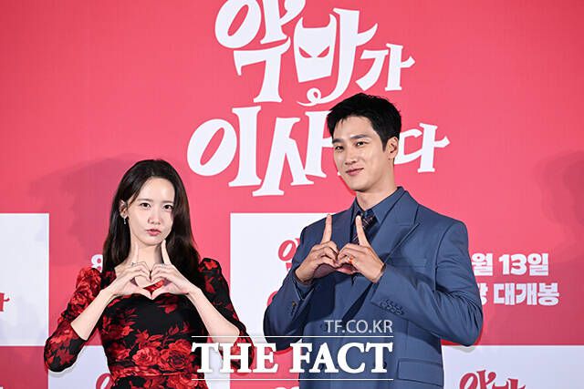 배우 임윤아(왼쪽)와 안보현이 9일 오전 서울 용산구 CGV 용산아이파크몰점에서 열린 영화 '악마가 이사왔다' 제작보고회에 참석해 포즈를 취하고 있다. /서예원 기자