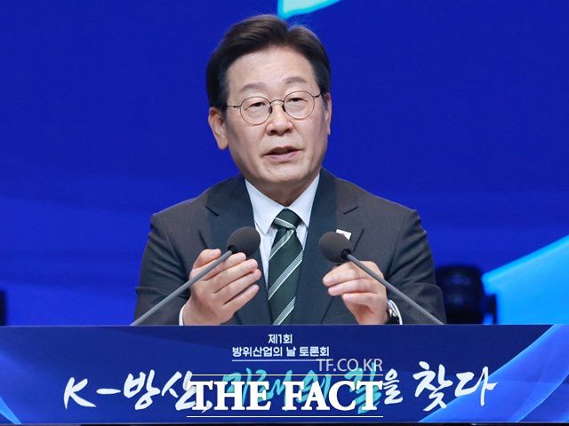 이재명 정부 출범 이후 대북 유화책이 전개되고 있는 가운데 굴종적 자세로 9·19 남북군사합의를 복원해선 안 된다는 지적과 햇볕 정책을 계승해야 한다는 주장이 제기됐다. 사진은 이재명 대통령이 8일 서울 용산구 그랜드 하얏트 서울에서 열린 제1회 방위산업의 날 토론회에서 발언하고 있는 모습. /뉴시스