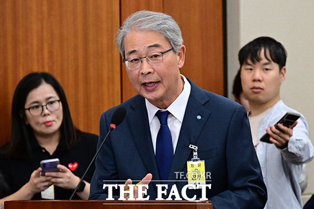 임종룡 우리금융회장이 한국포스증권 인수로 우리투자증권을 약 10년 만에 재출범시키고 동양·ABL생명을 편입하며 숙원이던 '은행·증권·보험' 삼각축을 완성했다는 평가를 받는다. 사진은 임 회장이 지난해 10월 10일 서울 여의도 국회 정무위원회에서 열린 금융위원회 등에 대한 국정감사에 증인 출석해 질의 답변을 하고 있는 모습. /더팩트 DB