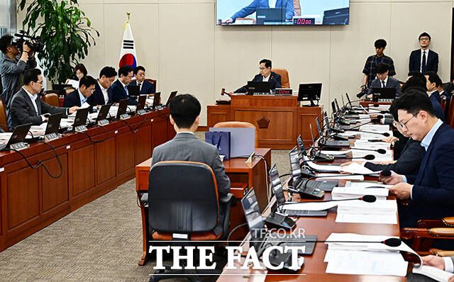 안건 의결하는 박수영 국민의힘 의원.