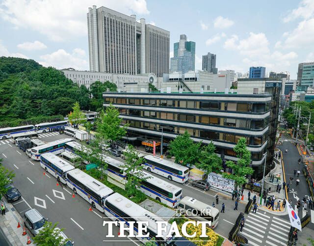 윤석열 전 대통령의 구속 여부를 가를 구속영장실질 심사가 열리는 9일 서울 서초구 서울중앙지방법원이 경찰 차 벽 등으로 경계가 삼엄한 모습을 보이고 있다. /사진공동취재단