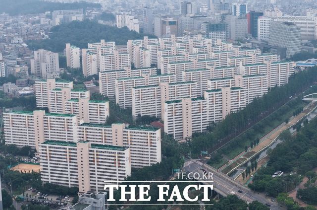 서울 리모델링 추진 단지들이 재건축으로 선회하고 있다. 정부의 재건축 활성화 정책에 따른 용적률 상향으로 사업성이 개선되고 사업 기간 단축도 기대할 수 있어서다. /박헌우 기자