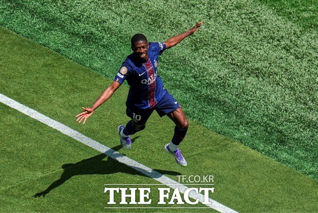 전반 9분 상대 실수를 놓치지 않고 팀의 두 번째 골로 연결한 우스만 뎀벨레의 골 세리머니./이스트 러더퍼드=AP.뉴시스