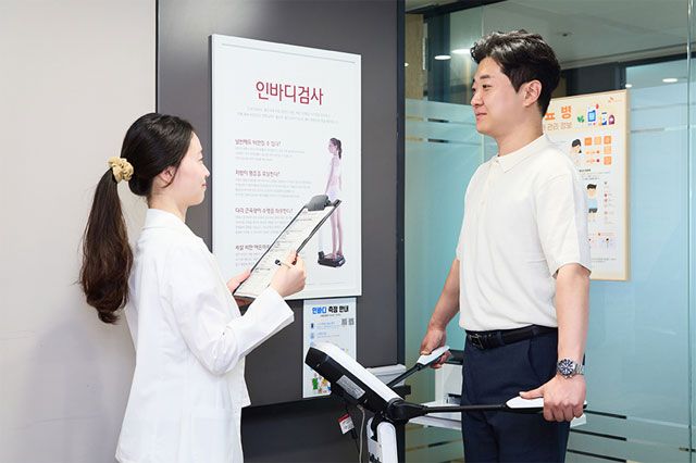 '여름맞이 몸짱이벤트'에 참여한 SK네트웍스 구성원이 인바디 검사를 진행하고 있다. /SK네트웍스