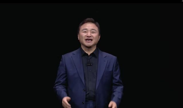 노태문 삼성전자 DX부문장 직무대행 사장이 9일 오후 11시(한국시간) 미국 뉴욕 브루클린 듀갈 그린하우스에서 열린 갤럭시 언팩에서 신제품을 공개하고 있다. /언팩 영상 캡처