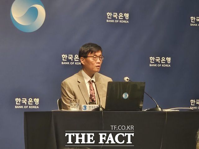 이창용 한국은행 총재가 10일 오전 금융통화위원회(금통위) 통화정책방향 회의 후 기자간담회에서 취재진의 질문에 답하고 있다. /이선영 기자