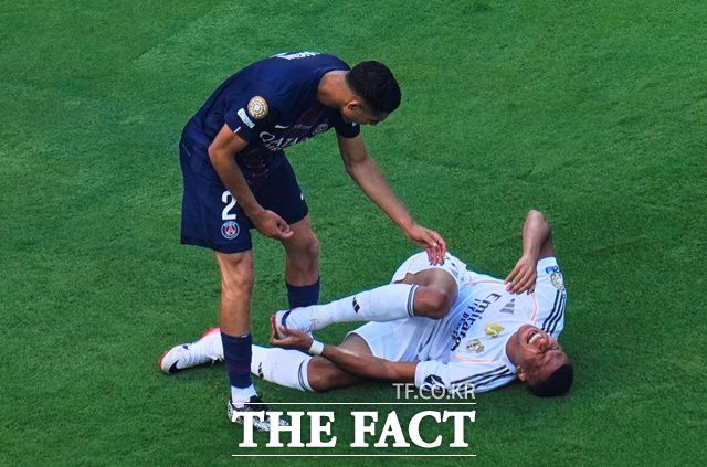 '음바페 더비'로 관심을 모은 준결승전에서 별다른 활약을 보여주지 못한 레알의 킬리안 음바페가 경기 중 고통을 호소하고 있다./이스트 러더퍼드=AP.뉴시스