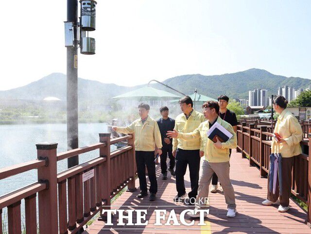 안치권 의왕시 부시장 등 관계 공무원들이 폭염 대비 시설을 점검하고 있다./의왕시