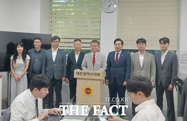 박경호 국민의힘 대전 대덕구당협위원장이 10일 전석광 대덕구의회 의장 등 지지자들과 함께 대전시의회 기자실을 찾아 국민의힘 대전시당 위원장에 출마한다고 발표하고 있다. /선치영 기자