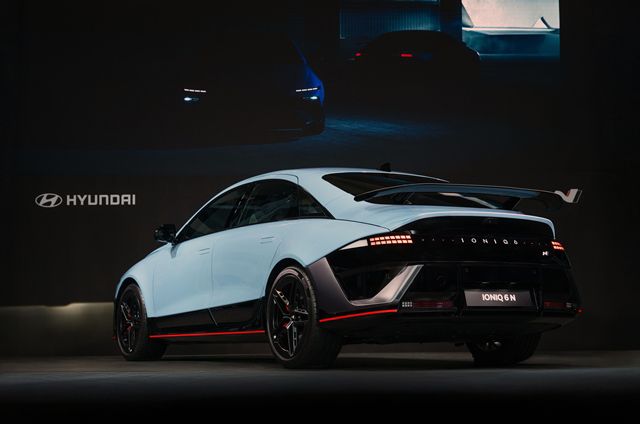 차량에는 듀얼 모터 기반 사륜구동 시스템이 탑재됐다. 최고 출력은 650마력, 최대 토크는 77.4㎏f·m이며 정지 상태에서 시속 100㎞까지 가속하는 데 3.2초가 걸린다. 최고 속도는 시속 260㎞다. /현대차