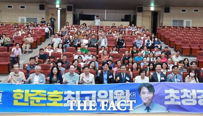 '2025 우리동네 민주학교' 한준호 의원 초청 특강 현장 기념촬영. /이건태 의원실