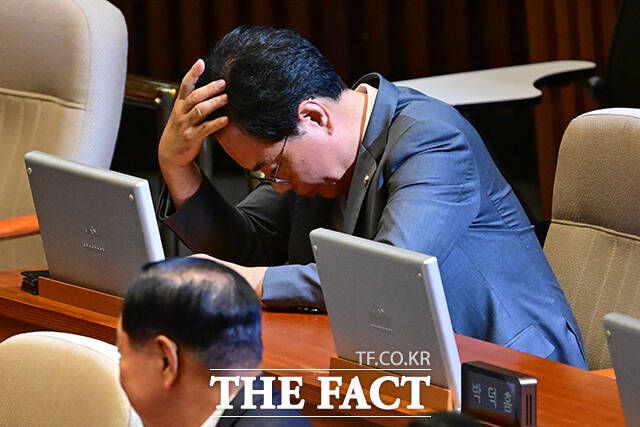 본회의 참석해 생각에 잠긴 송언석 의원의 모습. 국회 기획재정위원회 위원장을 맡았던 송 의원은 원내대표 자리에 오른 후 위원장직에서 사임, 후임으로 같은 당 임이자 의원이 위원장으로 선출됐다.