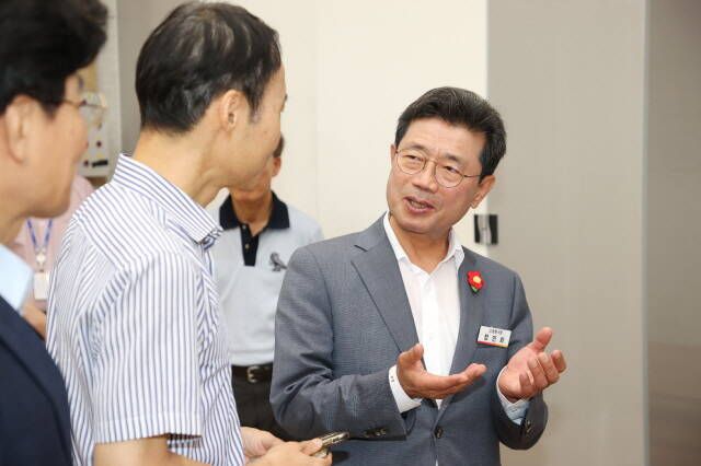 정인화 광양시장이 국민권익위원회와 함께하는 '달리는 국민신문고' 행사에서 직접 시민들의 고충을 청취하고 있다./광양시