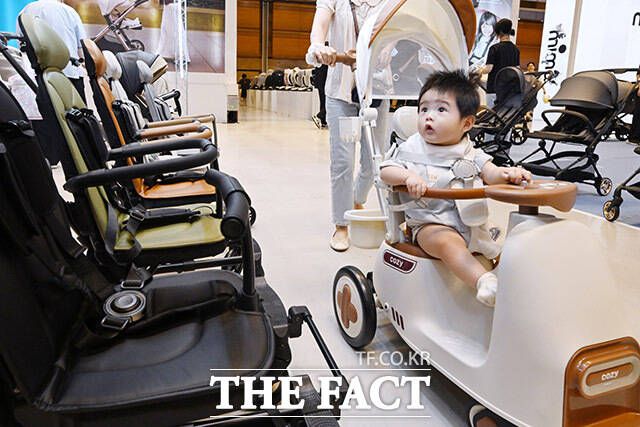 유모차에 관심 갖는 아기.