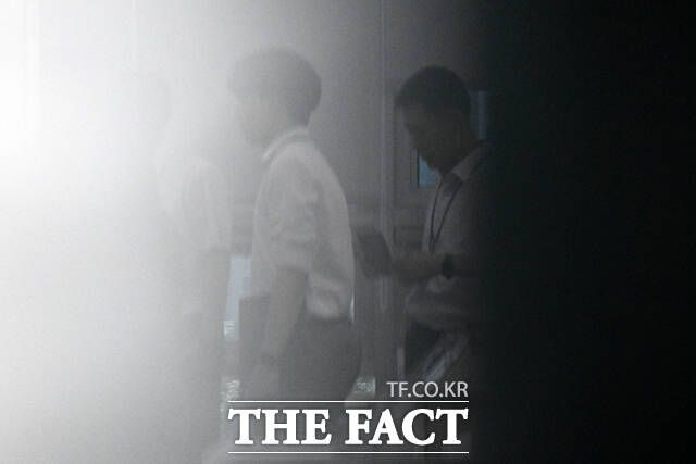 빠른 속도로 진행되는 특검 수사가 오는 8월 전당대회 판세에도 영향을 미칠 수 있다는 관측이 나온다. 사진은 8일 오후 '김건희 특검팀'이 윤상현 국민의힘 의원에 대한 압수수색을 실시한 가운데 서울 여의도 국회 의원회관 윤상현 의원 사무실에서 관계자들이 분주히 움직이는 모습. /남윤호 기자