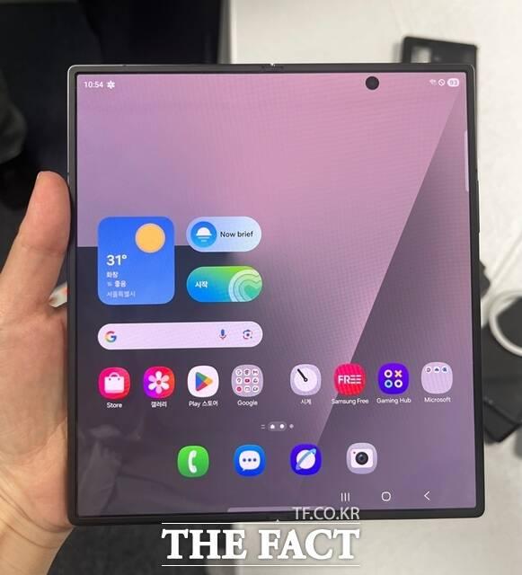 갤럭시 Z 폴드7의 대화면은 '태블릿 같다'는 표현이 과하지 않을 정도였다. 전작에서는 두 화면의 경계나 중심부의 주름이 어색하게 느껴졌다면, 이번 제품은 평평하고 단정한 화면 구성이 인상적이었다. /조소현 기자