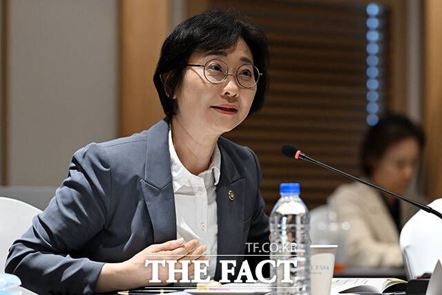 이스란 보건복지부 제1차관이'의료급여제도 시민단체 집담회'에 모두 발언을 하고 있다.