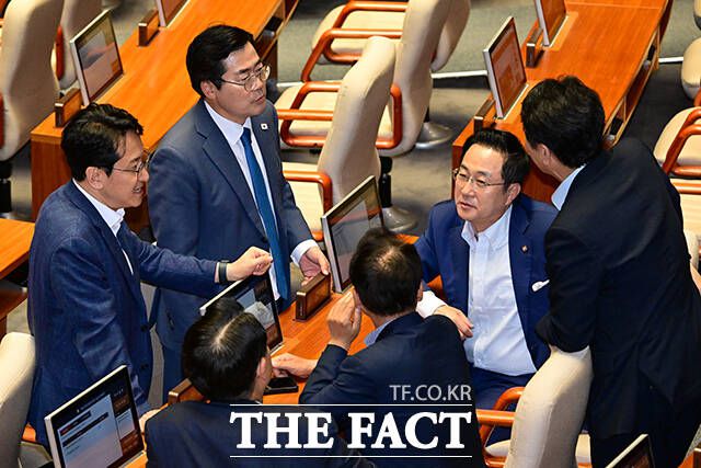 당권 주자 박찬대 의원이 박성준 의원 등과 이야기를 나누고 있다.