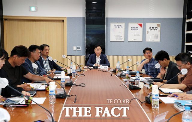 하동 해양관광지 지구 지정 용역 착수 보고회가 열리고 있다./하동군