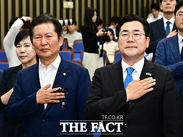 더불어민주당 차기 당권을 둘러싼 경쟁이 본격적으로 막을 올렸다. 10일 정청래·박찬대 의원이 당대표 후보로 등록하며 양강 구도가 형성된 가운데, 두 후보는 검찰개혁 드라이브와 이재명 정부 뒷받침을 공통 기조로 내세우면서도 전략적 차별화에 들어간 모습이다. /배정한 기자