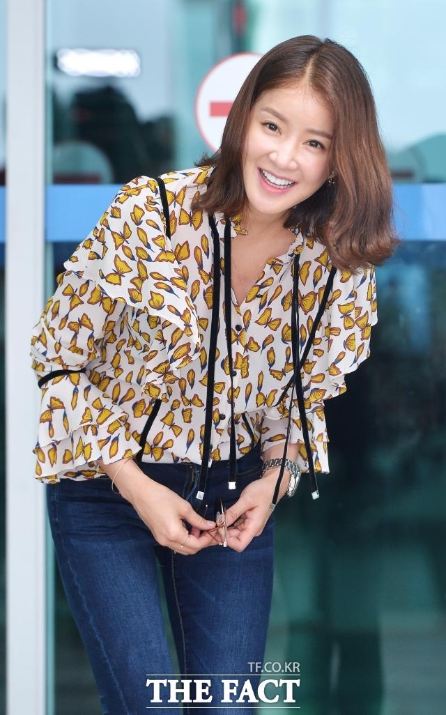 "제가 내린 결정에 대한 무게는 온전히 제가 안고 가려 한다." 배우 이시영이 SNS에 직접 글을 올려 이혼한 전 남편의 냉동보관 중이던 배아 수정이식으로 둘째 아이를 임신하게 된 자초지종을 설명했다. /더팩트 DB