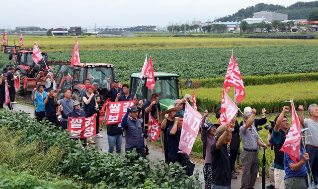 지난해 9월 12일 전국농민회총연맹 회원들이 경기도 안성시 미양면 논에서 '쌀값보장·쌀수입저지·양곡관리법 개정안 관철을 위한 논 갈아엎기 투쟁' 집회를 열고 구호를 외치고 있는 모습. / 뉴시스