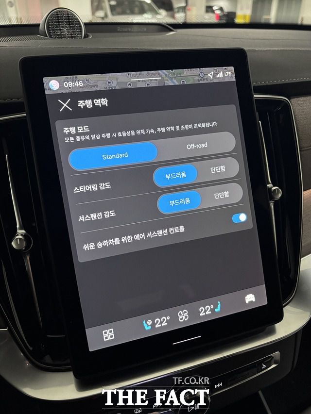 주행 중에는 '주행 역학' 메뉴에서 스티어링과 서스펜션 감도를 직접 설정할 수 있다. /황지향 기자