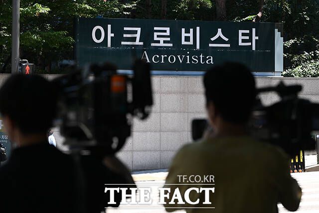 윤석열 전 대통령의 사저인 서울 서초구 아크로비스타에서 압수수색을 진행 중인 가운데 취재진이 대기하고 있다.