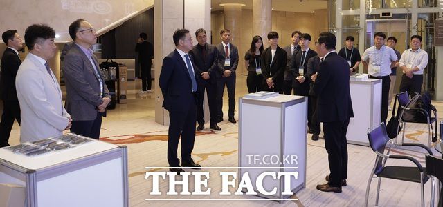 박상형 한전KDN 사장이 제12회 국제 e-모빌리티 엑스포에 참가해 설명을 듣고 있다./한전KDN