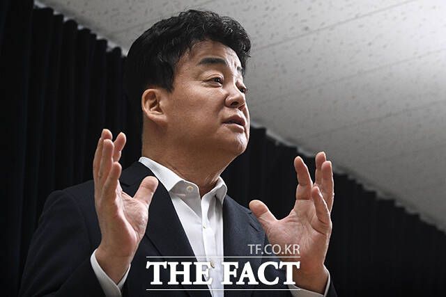 11일 경찰 등에 따르면 지난 5월22일 예산군은 지난해 열린 맥주축제에서 더본코리아 측이 식품용 기구 및 용기에 맞지 않는 농약분무기 등을 사용했다며 식품위생법 위반 혐의 고발장을 접수했다. /서예원 기자