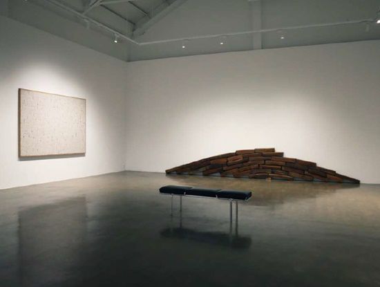 이번 전시는 한국 현대미술의 형성과 실험이 활발했던 시기의 감각과 흐름을 재조명한다는 점에서 특별한 의미가 있다. 사진은 최명영 '평면조건 8891'(1988), 박현기 '무제'(1988) /갤러리끼