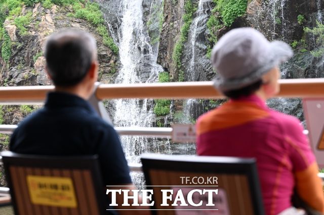 서울 낮 최고 기온이 29도까지 올라 한여름 날씨를 보인 지난달 12일 오후 서울 서대문구 홍제천 인공폭포에서 시원한 물줄기가 흘러내리고 있다. /서예원 기자