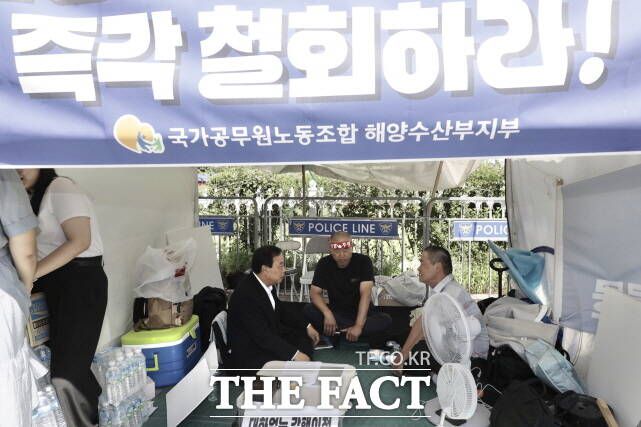 12일 국회 정문 앞 해수부 이전 반대 단식 농성장. 최민호 세종시장이 격려하고 있다. /세종시