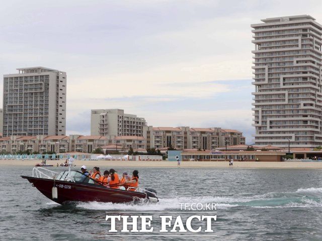 학계 전문가들은 북한이 대북 제재 대상에 포함되지 않는 관광산업을 통해 외화를 확보하려는 목표를 달성하기 어려울 것이라고 예측했다. 사진은 지난 2일 갈마지구에서 관광객들이 모터보트를 즐기는 모습. /AP.뉴시스