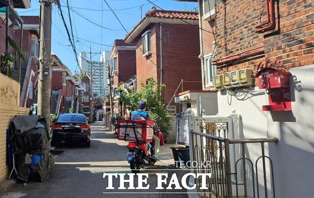 서울 영등포구 대림동 일대 좁은 골목길 이어진 주택가에서 집배원 김 씨가 이륜차를 이용해 진입하고 있다. /강주영 기자