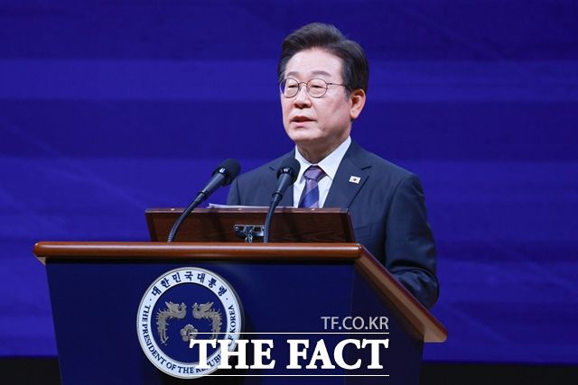 이재명 대통령이 13일 서울 강남구 코엑스에서 열린 2025 세계정치학회(IPSA) 서울총회 개막식에서 기조연설을 하고 있다. /뉴시스