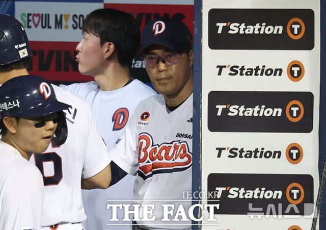 이승엽 감독 자진 사퇴 후 지휘봉을 잡은 조성환 감독 대행은 폭넓게 선수를 기용하고 있지만 뚜렷한 효과를 못보고 있다. /뉴시스