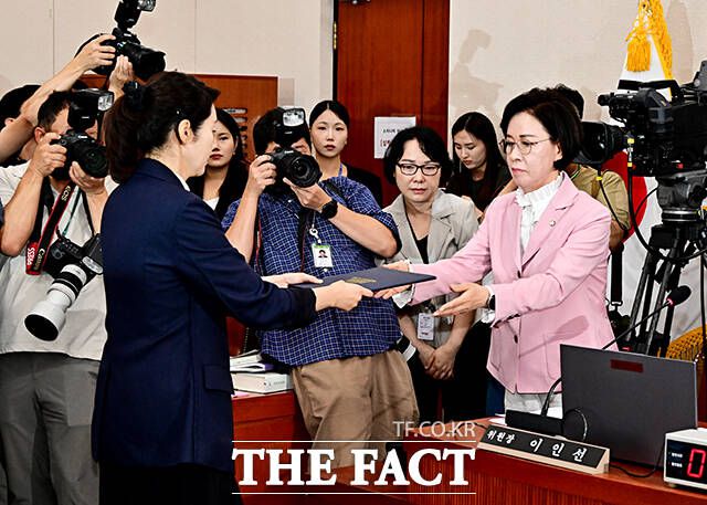 증인 선서를 마친 뒤 선서문 제출하는 강선우 여성가족부 장관 후보자.