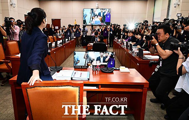 착석하는 강선우 여성가족부 장관 후보자.