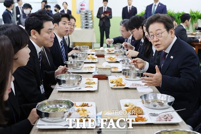재명 대통령이 14일 충북 진천 국가공무원인재개발원 구내식당에서 5급 신임관리자과정 교육생들과 점심을 함께하며 이야기를 나누고 있다. /뉴시스