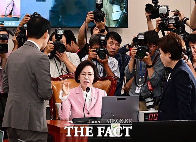 여야 간사와 대화하는 이인선 여가위원장.