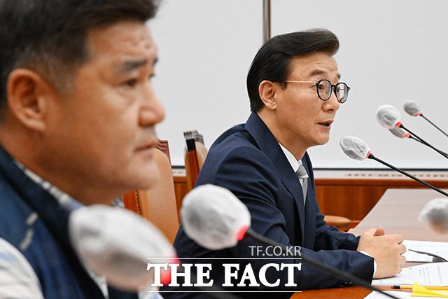 해수부 이전 관련 질의에 답하는 전 후보자(오른쪽).