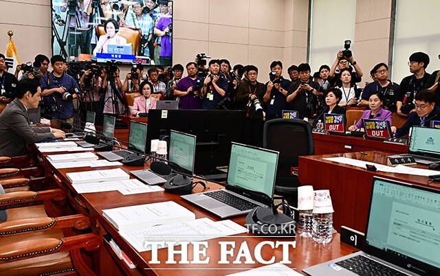 피켓 농성하는 국민의힘 의원들과 이에 대한 항의로 입장이 늦어지는 더불어민주당 의원들.