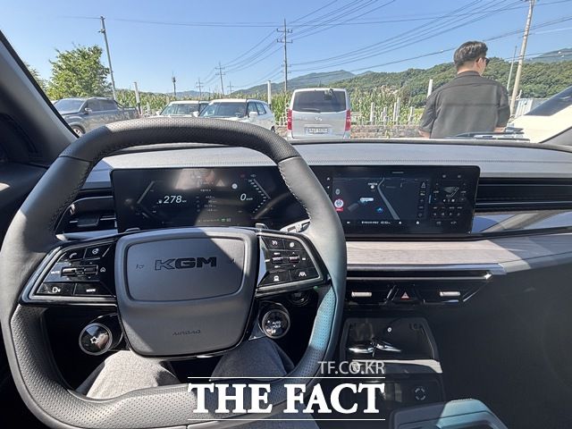 KGM 액티언 하이브리드의 운전석. 12.3인치 디지털 클러스터와 인포테인먼트 디스플레이가 일체형으로 연결돼 운전자 중심의 시야를 제공한다. /황지향 기자